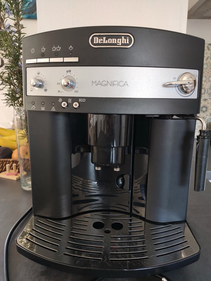 DeLonghi Magnifica ESAM3000.B Kaffeevollautomat in Reichertshausen