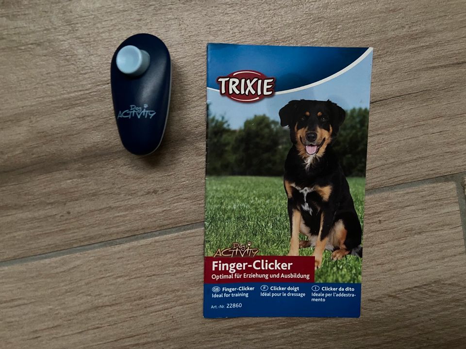 Hundezubehör Buch Pfeife Leine Halti Napf Clicker Auto in Kemnitz