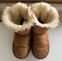 Guterhaltene Original UGG Winterstiefel Gr. 29 Nordrhein-Westfalen - Ratingen Vorschau