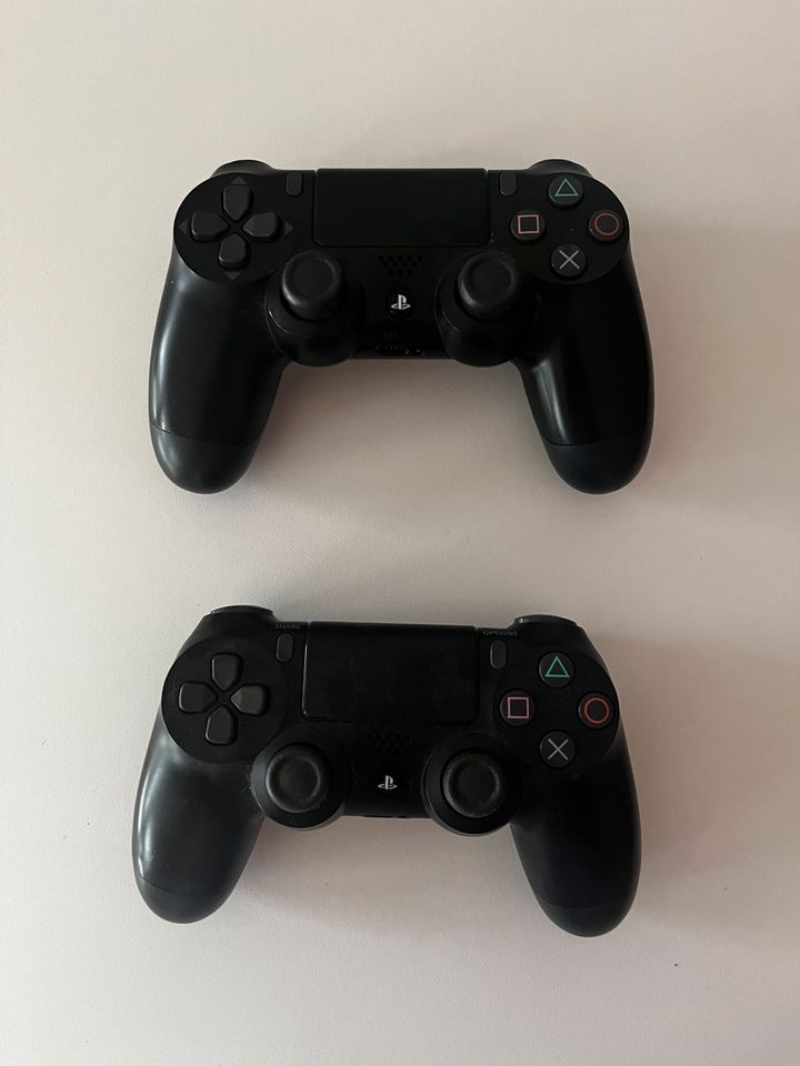 PlayStation 4 Slim + 2 Controller + Spiele in Düsseldorf