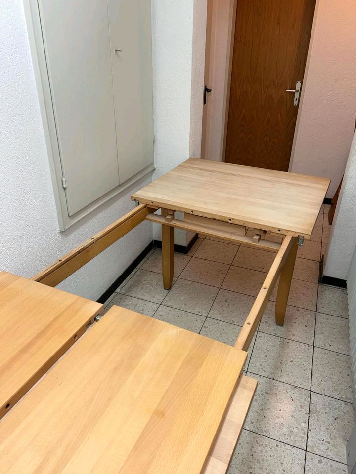 Stabiler Holztisch(1x)  mit passenden Holzstühlen(4x) in Donaueschingen