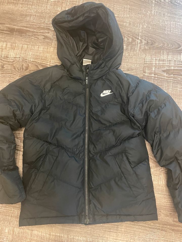 Coole Nike Steppjacke Winter Gr L ( 147-158cm) in Magdeburg