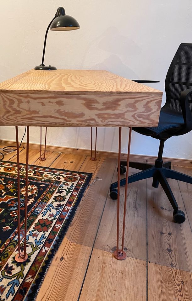 Moderner Schreibtisch Holztisch skandinavisch Kiefer Metallbeine in Berlin