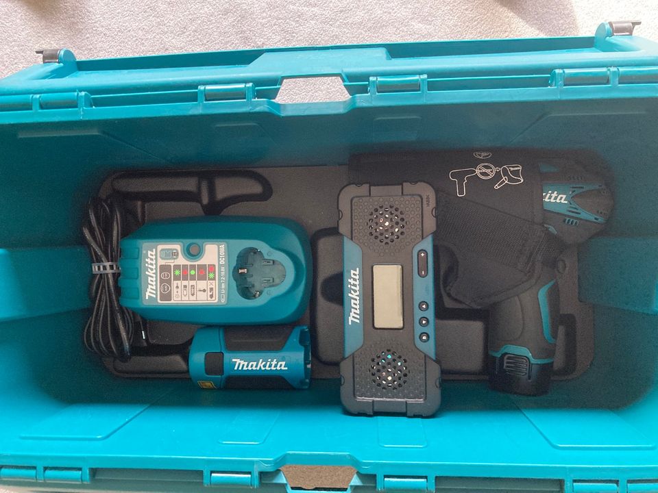 Makita Set (Akkuschrauber, Radio, Lampe, Akku 10.8V, Ladegerät) in Isernhagen