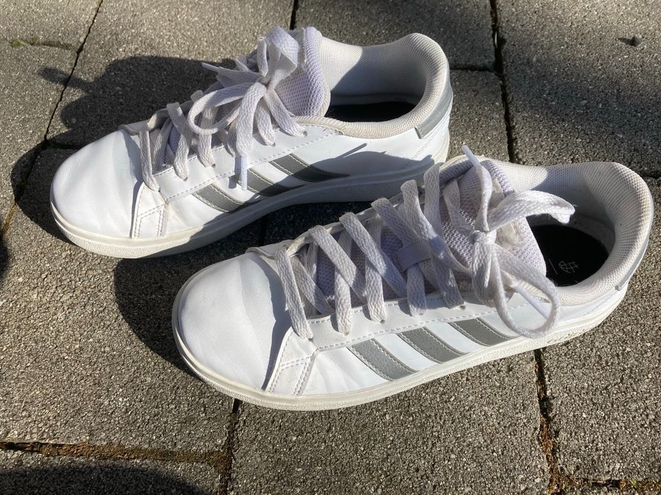 Adidas Turnschuhe in Hohenau