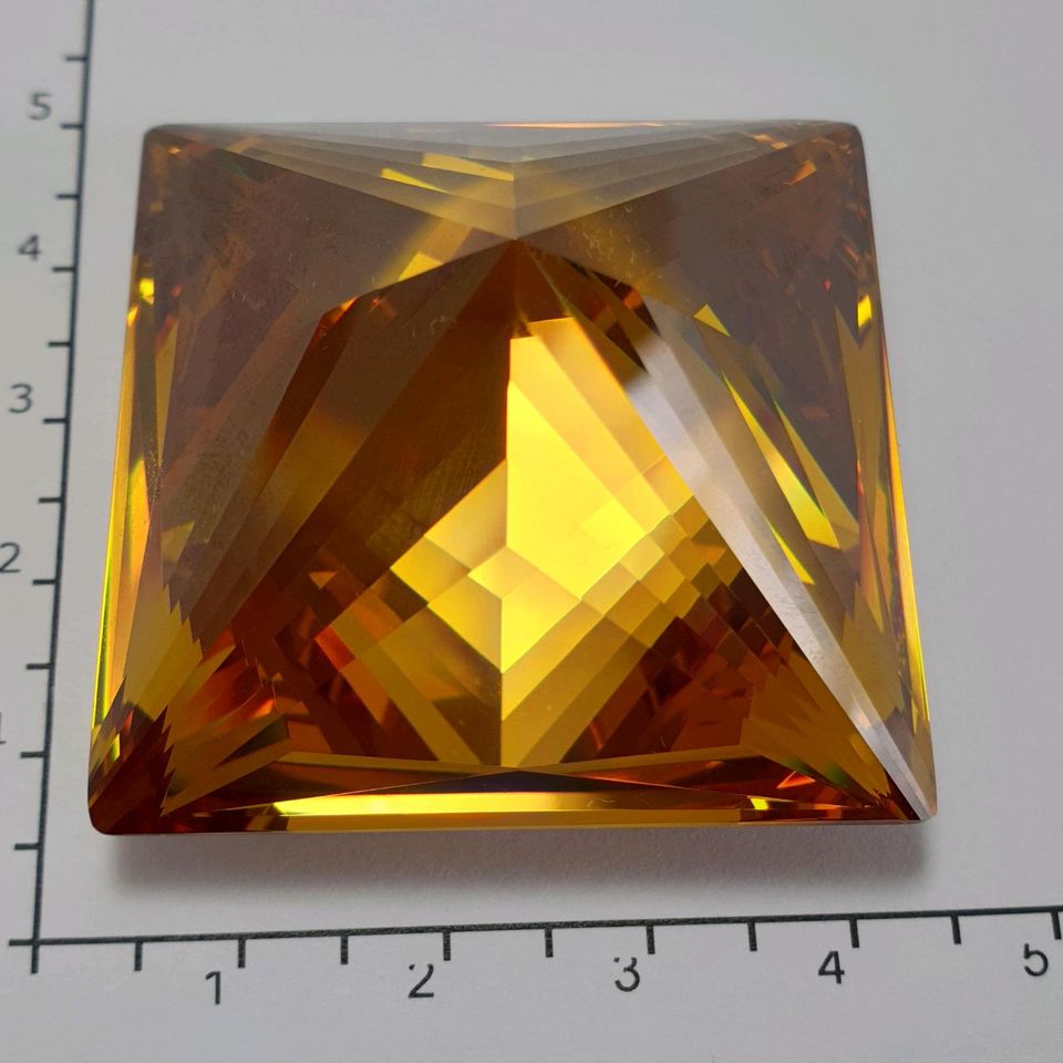 Riesiger facettierter ZIRKONIA Carre ( 530 Carat ) 40 x 40 mm in Recklinghausen