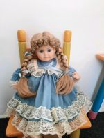 COLLECTIBLE DOLL BLUE WHITE DRESS/BONNET CERAMIC FEET HANDS FACE Bayern - Mühldorf a.Inn Vorschau