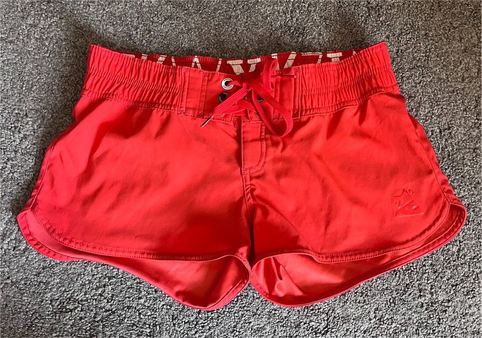 wie NEU || Damen Boardshorts Badehose Shorts Zimtstern Gr. S rot in Augsburg