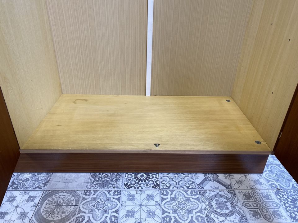 WMK Unaufdringlicher und sehr gut erhaltener 70er Jahre Kleiderschrank mit schönen Messingbeschlägen # Schrank Wäscheschrank Wardrobe Schlafzimmerschrank Retro Vintage DDR # Lieferung möglich in Berlin