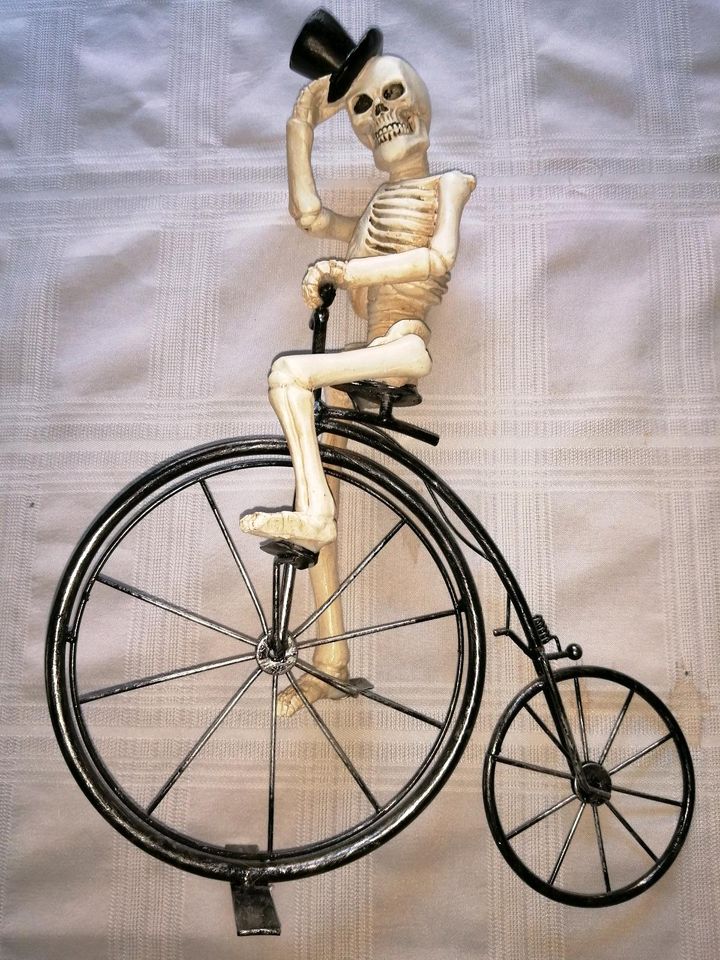 Halloween Deko Figur - Skelett auf Hochrad in Oldenburg