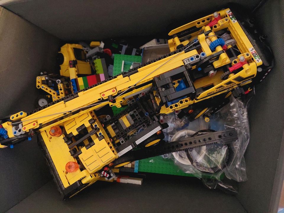 Lego Kiste voll Lego in Berlin