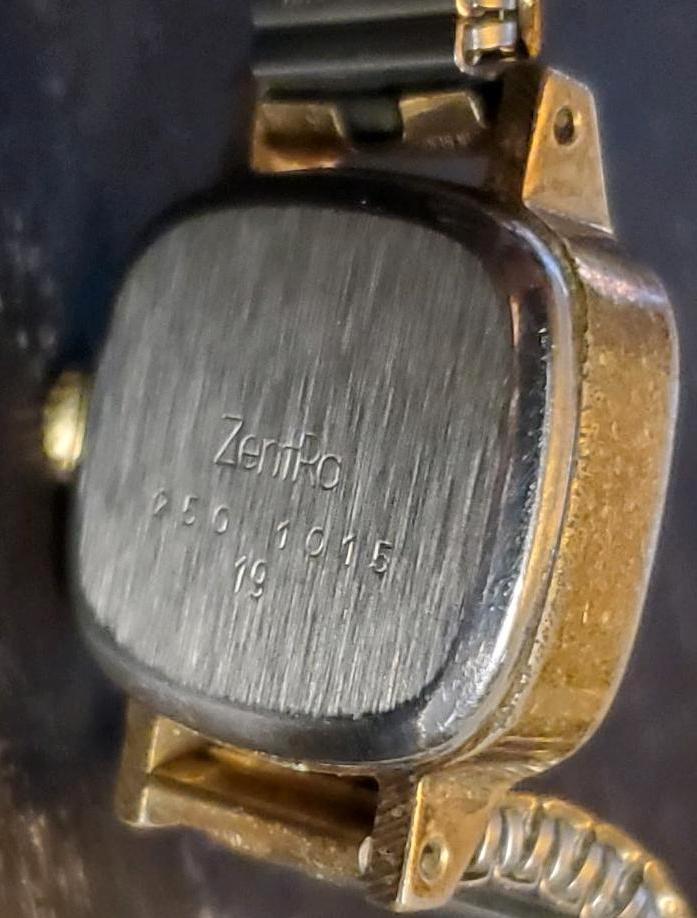 Funktioniert! ZentRa Savoy Armbanduhr Uhr Damenuhr Damen Vintage in Bremen