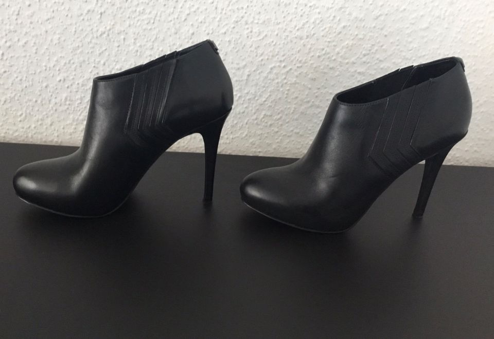 GUESS echt Leder Stiefeletten Stilettos Schwarz Gr. 37 Neuwertig in Essen