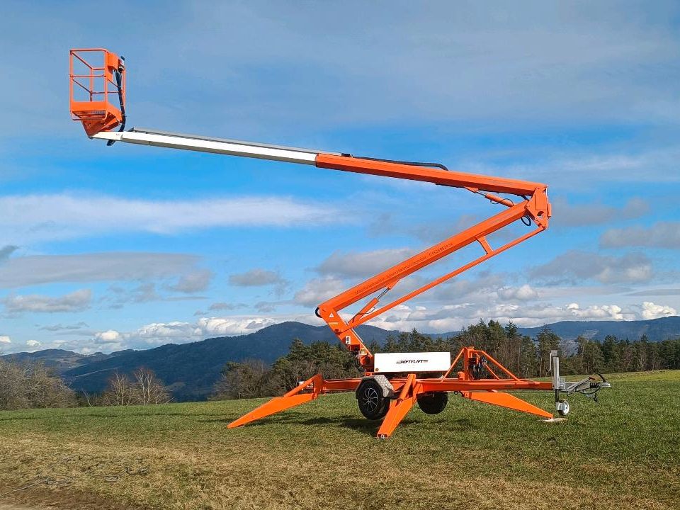 Arbeitsbühne Anhänger Hubsteiger Hebebühne zu vermieten in Rattiszell