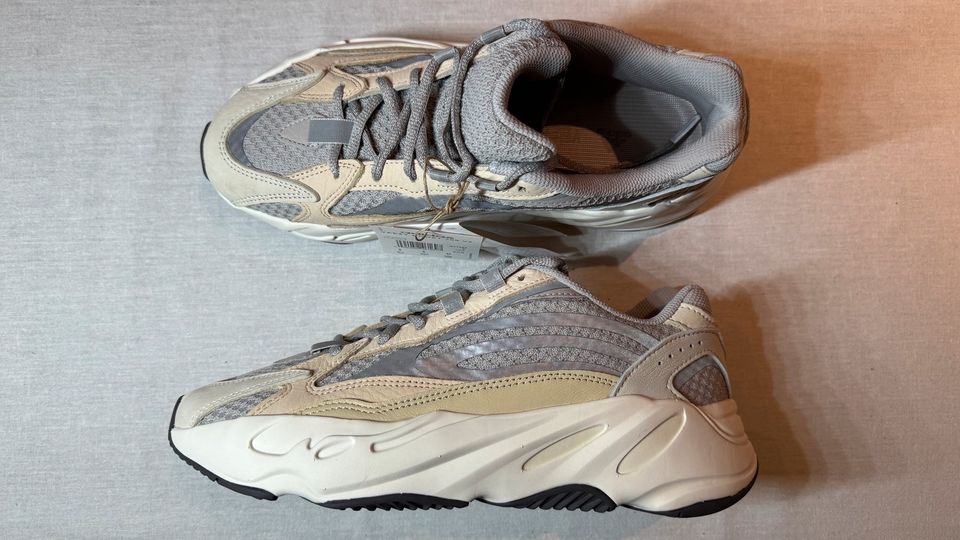 Yeezy Boost 700 V2 Cream 42 (GY7924) in München