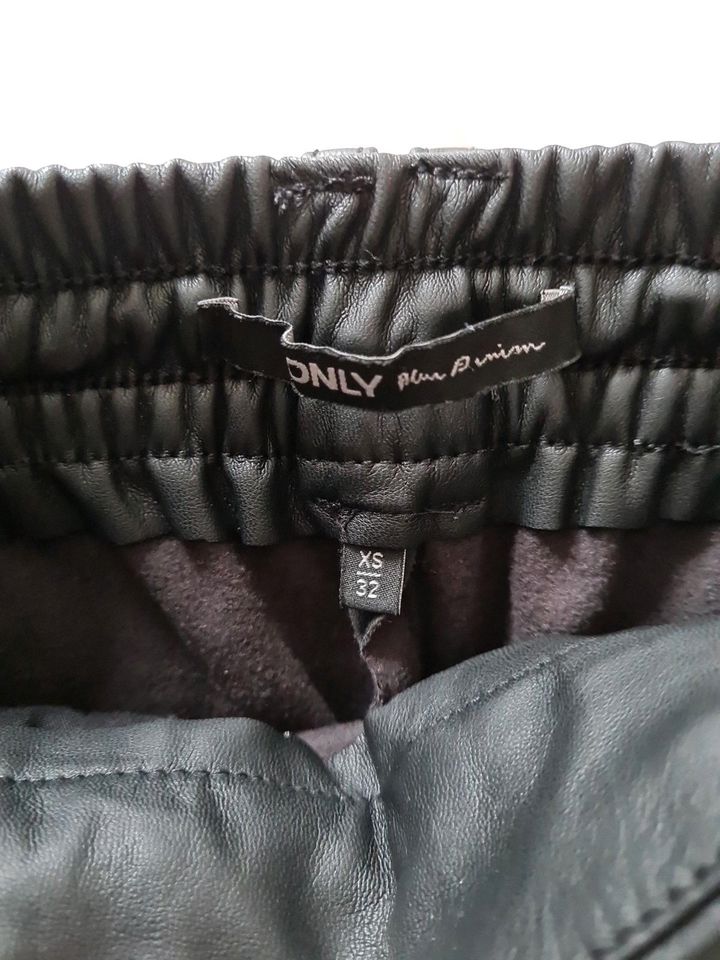 ONLY JOGGPANT SCHWARZ FAKELEDER GR.XS in Biberach an der Riß