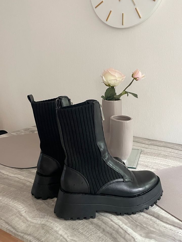 schwarze Stiefel mit Reißverschluss (Zara) in Unterhaching