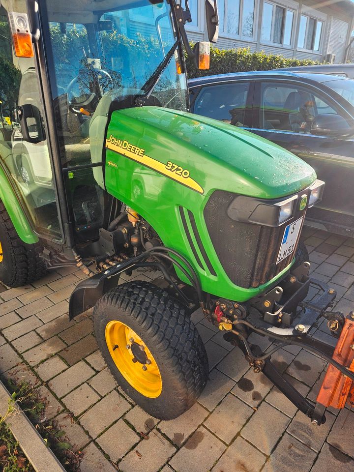 John Deere 3720 Kommunaltraktor Winterdienst in Stuttgart