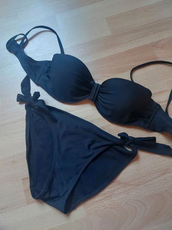 Schwarzer Bikini in Essen