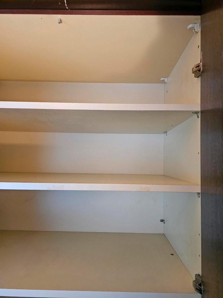 Großer Kleiderschrank mit Spiegel – abschließbar, 3 m Breite in Reinbek