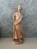 Holzfigur Frau mit Rechen Rheinland-Pfalz - Trier Vorschau