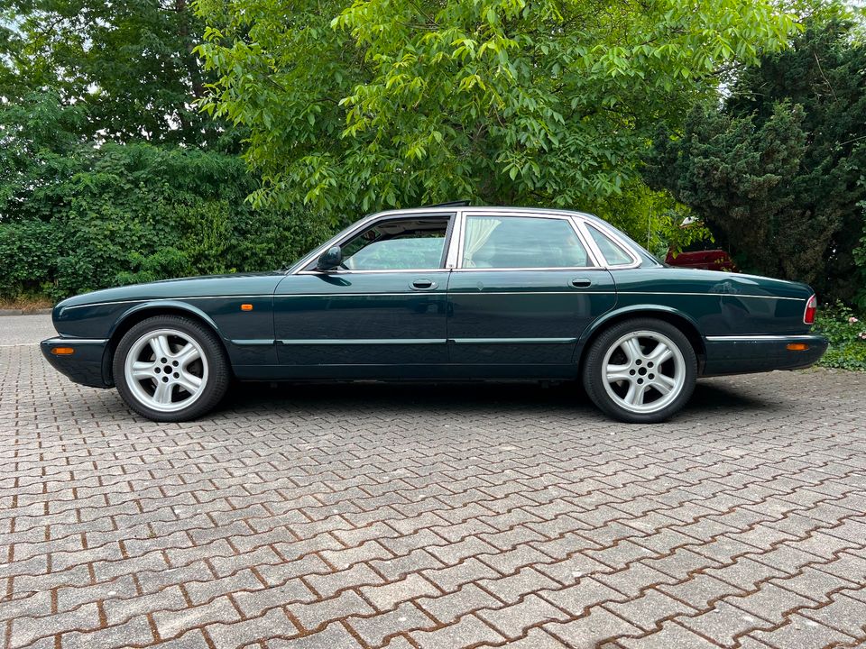 Jaguar XJ8 4.0 v8 Sovereign x308 Penta Emeraldgreen in Waldkraiburg