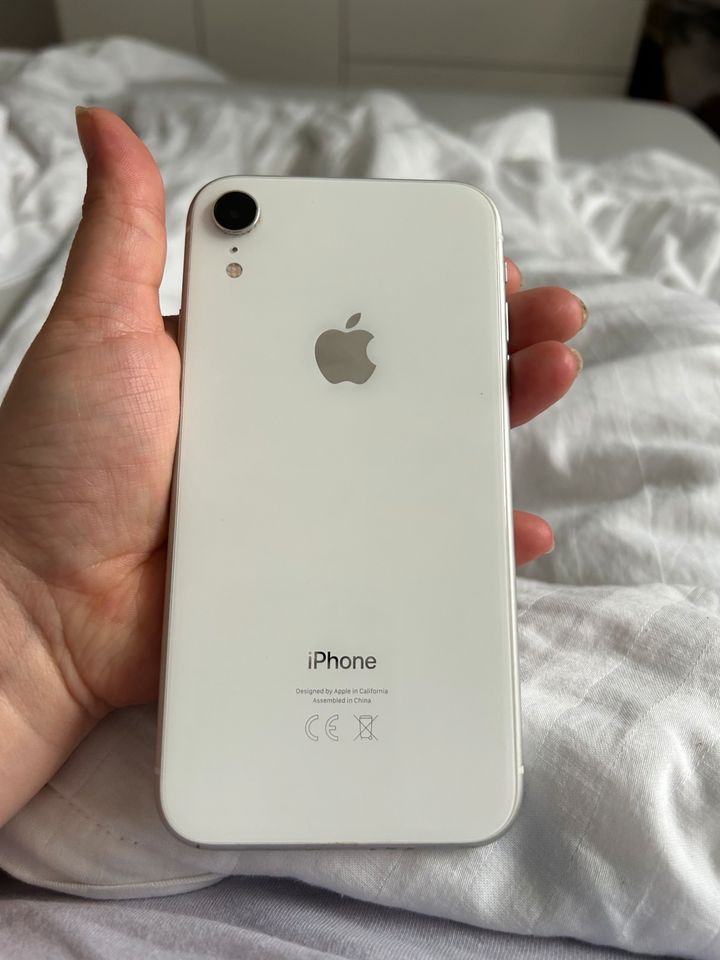 iPhone XR in Weiß in Albersdorf