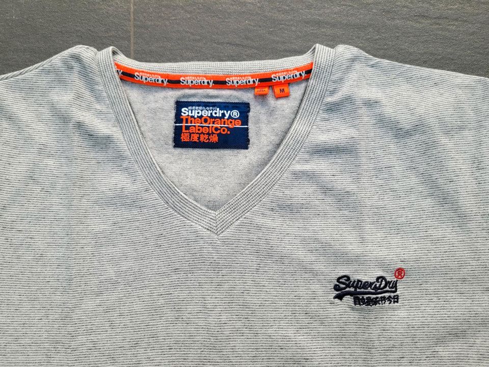 Superdry gestreiftes T-Shirt mit V-Ausschitt in Gr. L in Pulheim