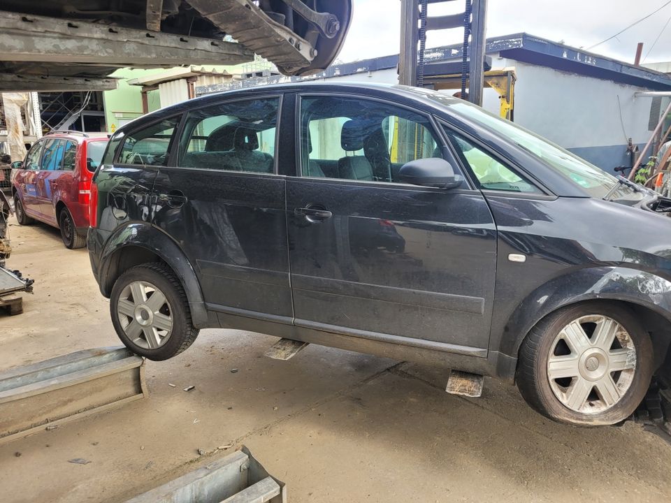 Tür Audi A2 2005 Vorne Rechts Z9W Schwarz Met. Ohne Spiegel 8Z083 in Duisburg