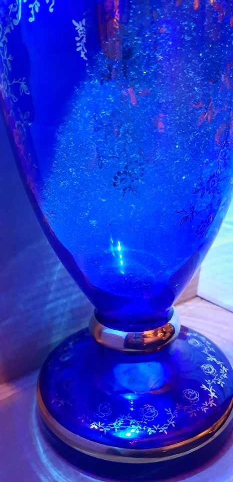 Vase aus geschliffenem kobaltblauem Böhmischem Glas 24karat Gold in Celle