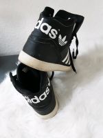 Hohe Adidas Turnschuhe,  viele Paar hochhackiger Stiefel, Niedersachsen - Salzhemmendorf Vorschau