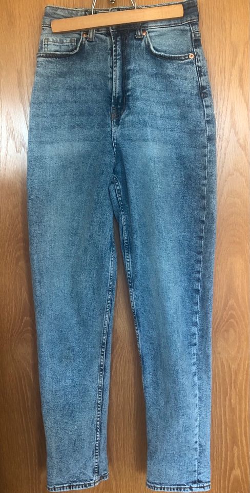 Jeans "H&M Divideo" Gr. 32 in Karlsruhe