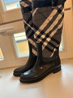 Burbery gummistiefel 39  gefüttert Berlin - Charlottenburg Vorschau