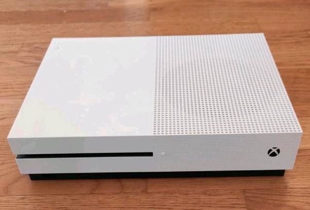 Xbox One S Konsole mit einem Controller in Köln