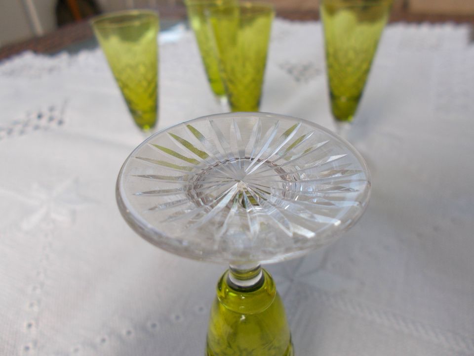 5 Gläser sehr alt grün Schnaps / Likör in Westensee