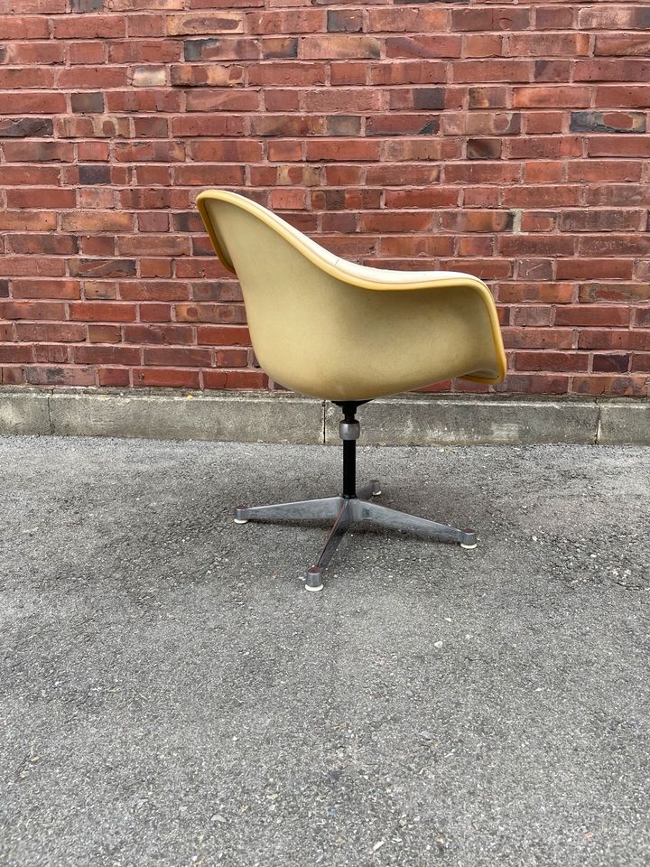 Herman Miller Eames Fiberglas chair Sessel Vintage in Marbach am Neckar