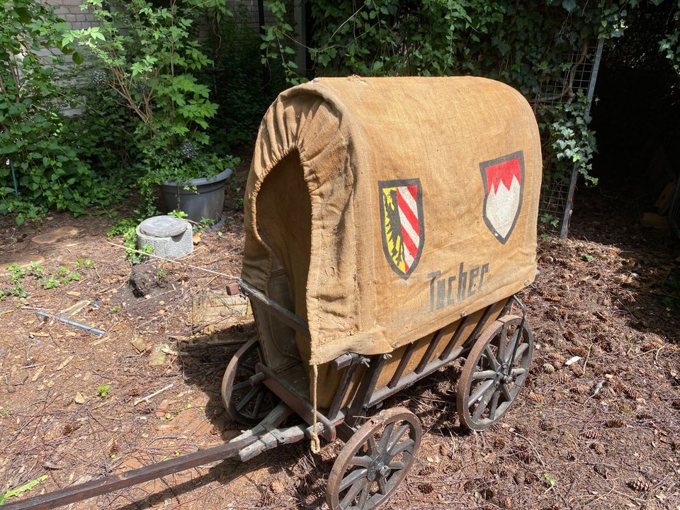 Nostalgischer Leiterwagen mit Brauerei Tucher Juteplane original in Nürnberg (Mittelfr)