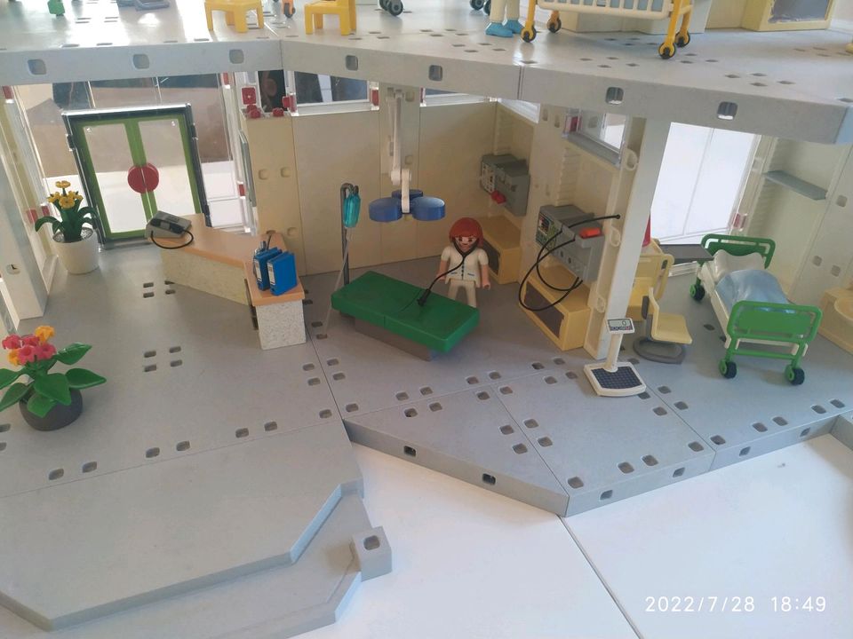 Playmobil Krankenhaus 4404 mit Einrichtung + Landeplatz in Dassow