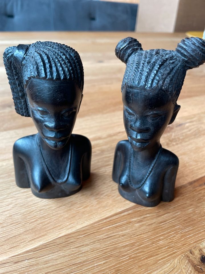 Afrikanische Holzfiguren aus Mosambik in Laxten
