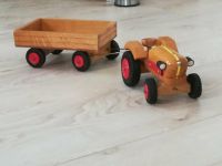 Alter Traktor aus Holz (bespielt) mit Anhänger Baden-Württemberg - Eschelbronn Vorschau
