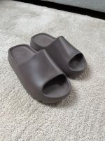 Yeezy Slide Soot Gr. 36,5 Frankfurt am Main - Westend Vorschau