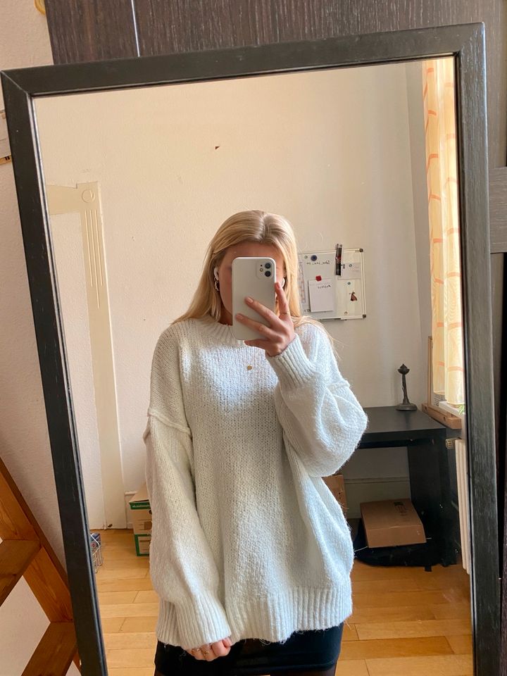 Weißer kuscheliger Pullover Bershka S neu in Freiburg im Breisgau