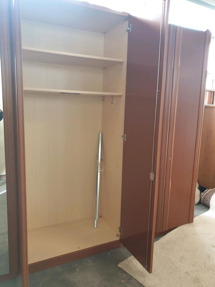 24185RH Großer Schrank Kleiderschrank dunkel sehr gepflegt 350cm in Augsburg