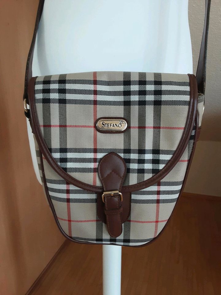 Kleine Crossbag in Burberry Optik in Meerbusch