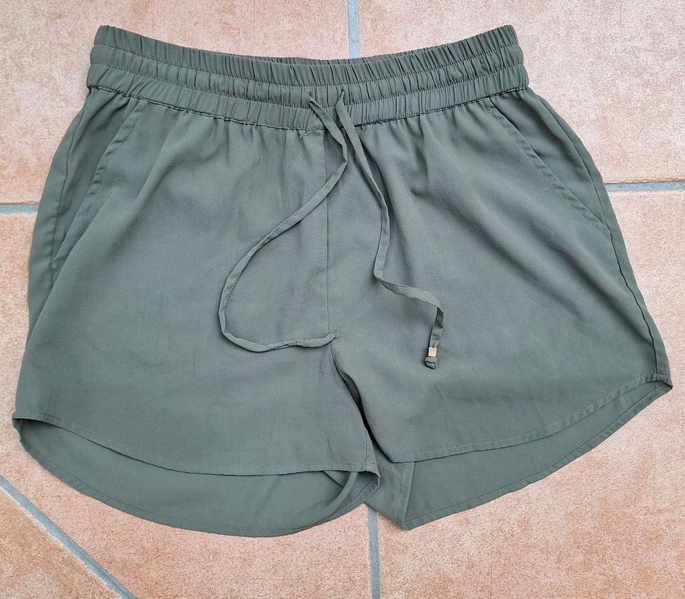 Shorts, kurze Hose, v. Only, Gr. 38, khaki in Aßling