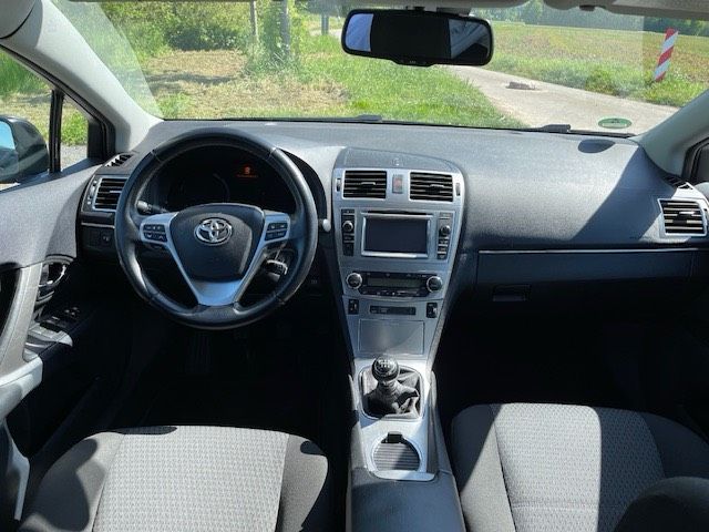 Toyota Avensis Kombi 2.0 D—4D (Diesel) in Porta Westfalica