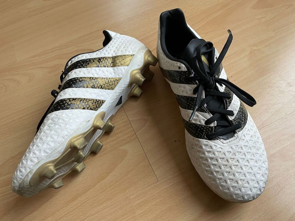 Schicke Adidas Fussballschuhe Gr. 39 und wenig getragen in Ludwigsburg