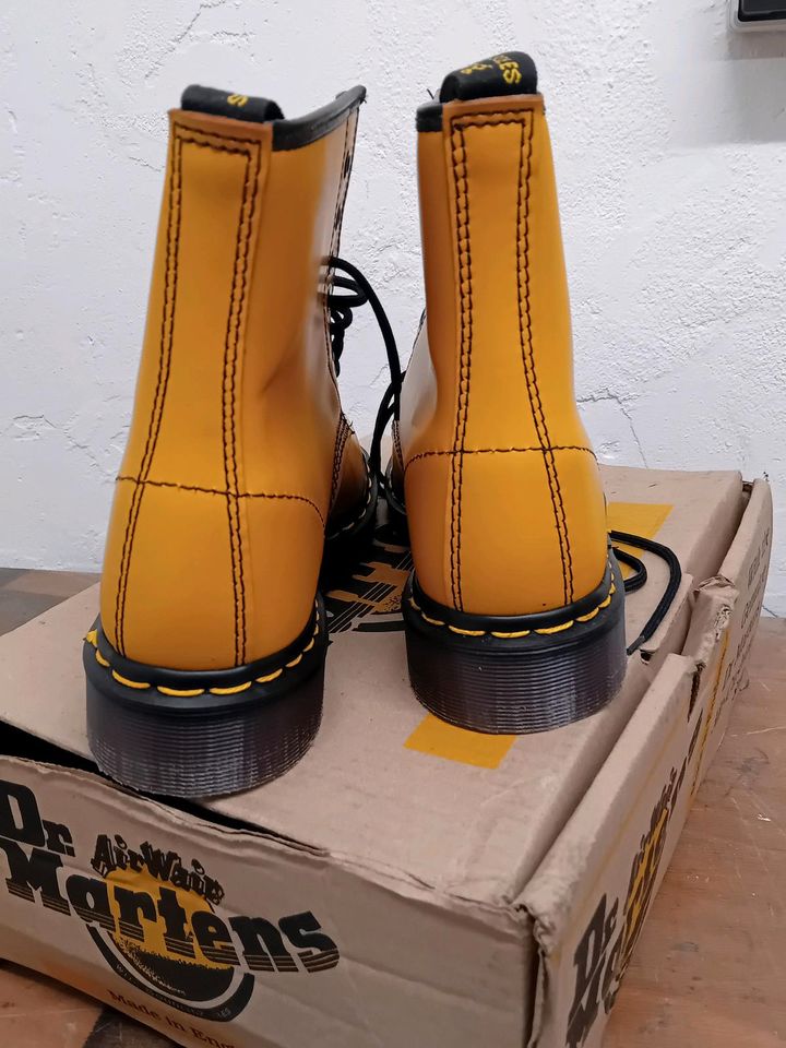 Nagelneues Paar Dr. Martens Yellow Smooth Size 6 in Ovp in Illingen