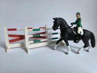 Schleich Jockey mit Pferd und 2 Hindernissen Friedrichshain-Kreuzberg - Friedrichshain Vorschau