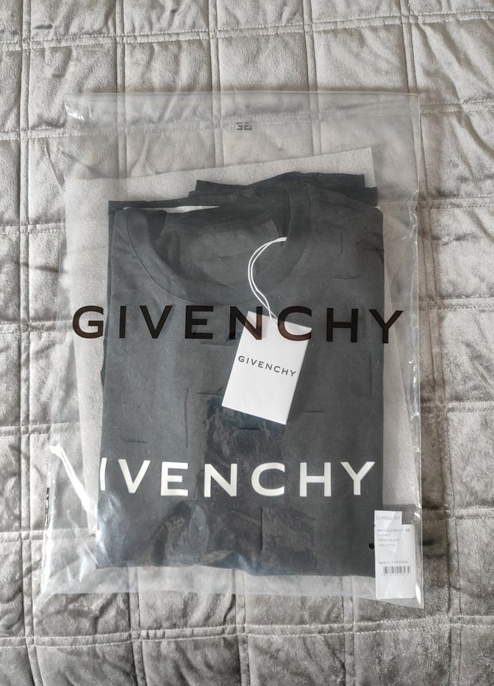 Original Givenchy T-Shirt mit Cut-Out-Aufdruck NEU Größe S in Rüsselsheim